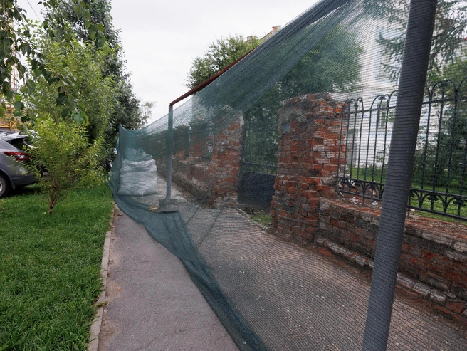 Вокруг территории памятника установлена защитная сетка | Источник: Ирина Шарова / 72.RU