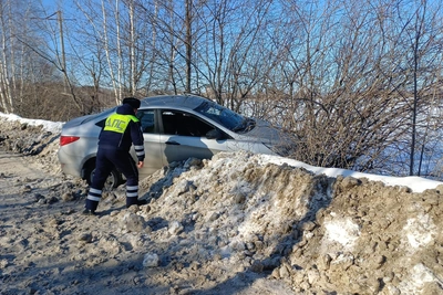 В Екатеринбурге водитель скончался после вылета в кювет