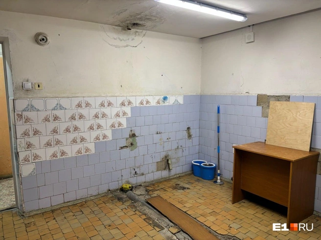 Многие спотыкаются о перекрытие, закрывающее дырку в полу | Источник: читательница E1.RU