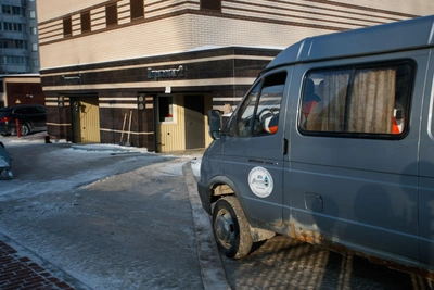 Flooding at Novosibirsk luxury complex leaves cars encased in ice