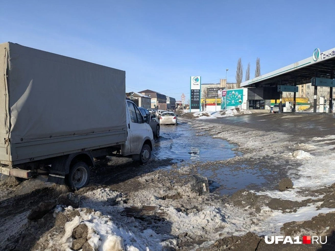 На место едет «Водоканал» | Источник: Булат Салихов / UFA1.RU