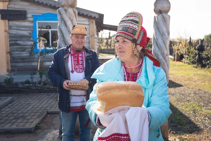 Гостей принимают Петр Рябов и Раиса Водясова | Источник: Дмитрий Огнев