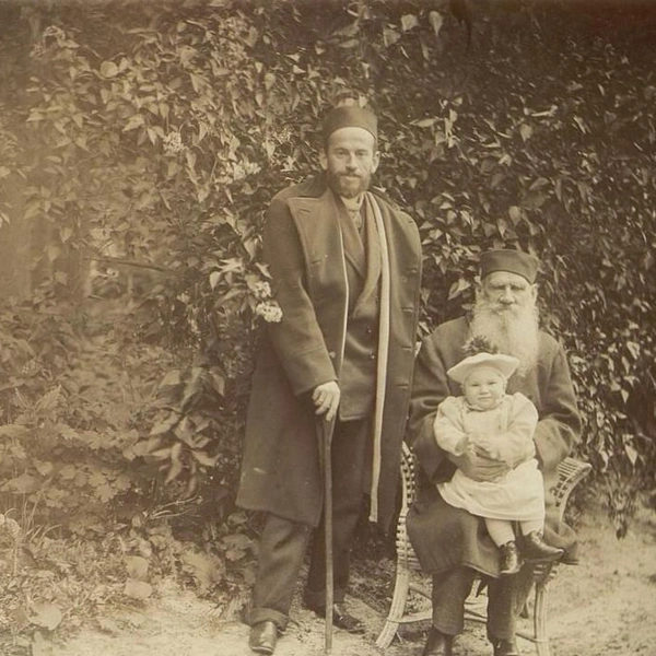 «Три Льва». Л.&nbsp;Н.&nbsp;Толстой с сыном Л.&nbsp;Л.&nbsp;Толстым и внуком Левой. 1899 г.Государственный музей-заповедник Л.&nbsp;Н.&nbsp;Толстого | Источник: пресс-служба «Росфото»