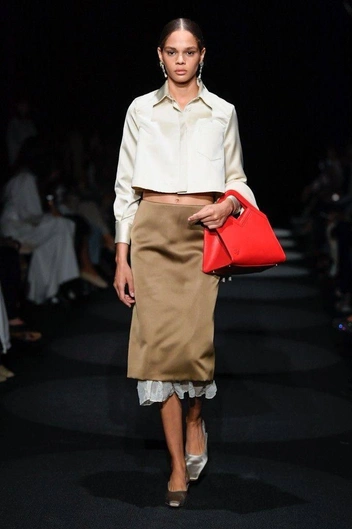 Поиграйте с цветом&nbsp;— мокко отлично сочетается с белым, разбавьте полученное сочетание ярким аксессуаром в тон | Источник: ru.pinterest.com