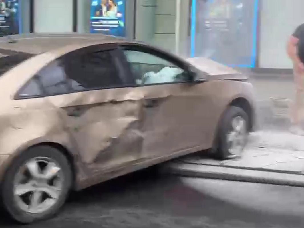 На Петроградской машина вылетела на тротуар и загорелась
