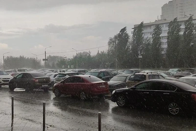 Мощный ливень с грозой накрыл Волгоград