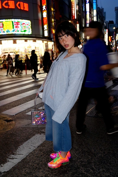 японский стиль, японский стиль одежды, японский женский стиль, девушка в японском стиле, одежда в японском стиле для женщин, современный японский стиль одежды, как одеваются японки | Источник: theDay/higgsfield