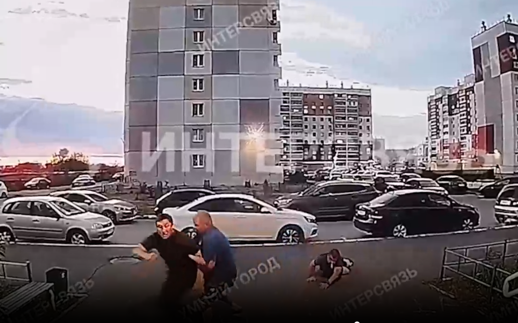 «Начал мне грозить, скинул с лестницы»: челябинец заявил, что его избил сосед-полицейский