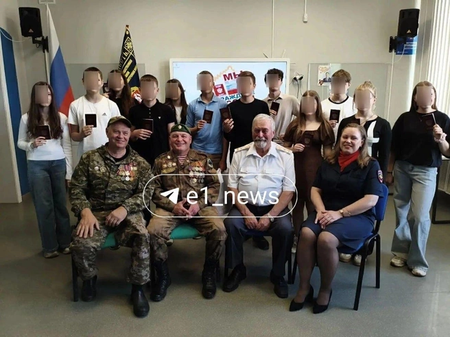 Алексей на фотографии сидит вторым слева. Он ветеран СВО | Источник: читатель E1.RU