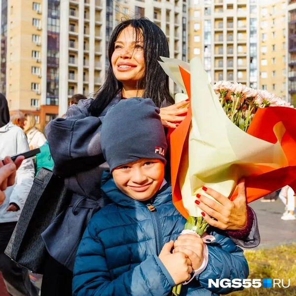 Родители тоже рады началу учебного года | Источник: Кирилл Башинский / NGS55.RU