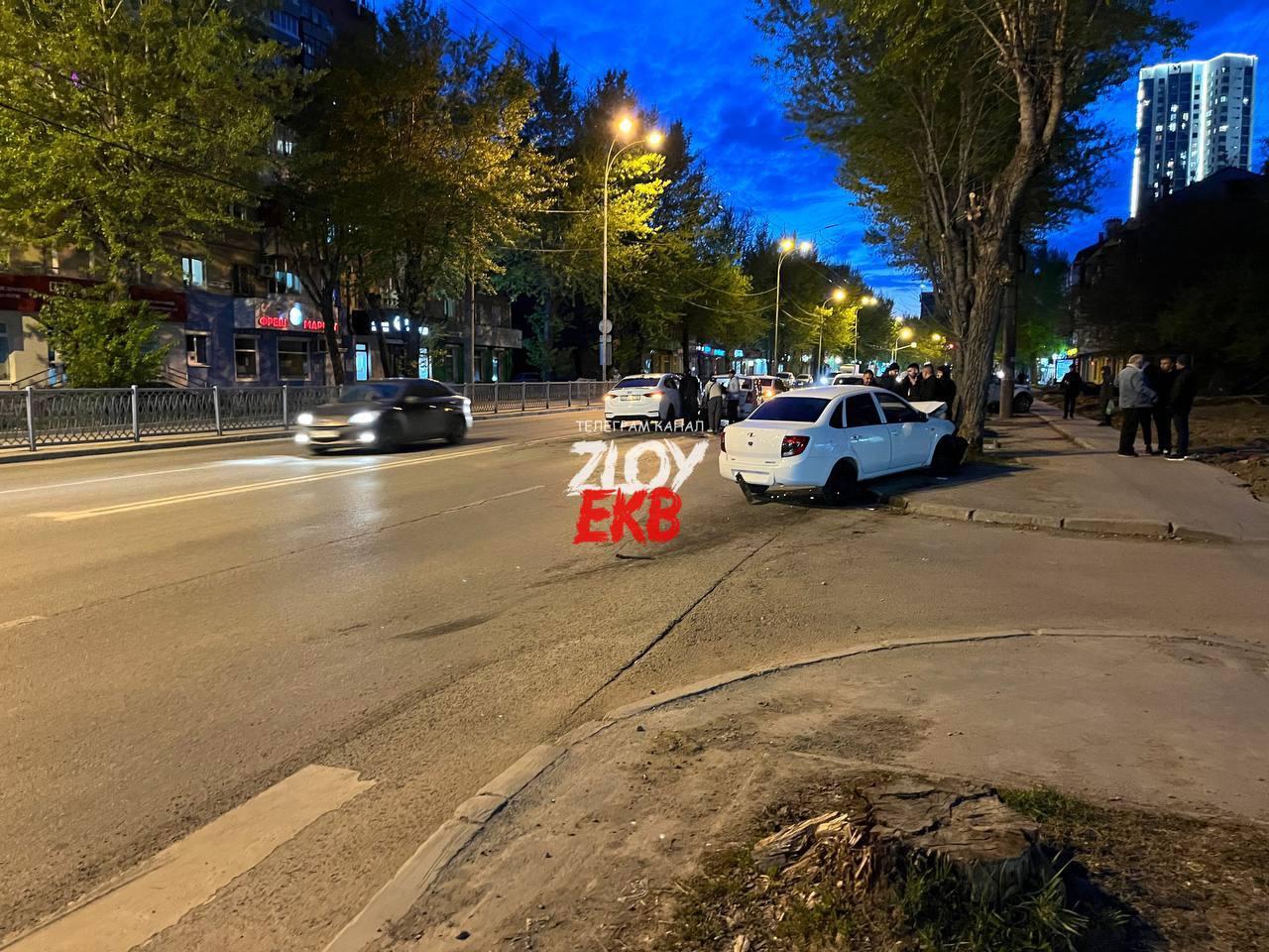 В Екатеринбурге легковушка влетела в дерево, перед ней столкнулись еще два  авто - 13 мая 2024 - Е1.ру