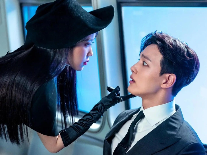 IU и Ё Джин Гу в дораме «Отель „Дель Луна“» | Источник: Кадр из дорамы «Отель „Дель Луна“»