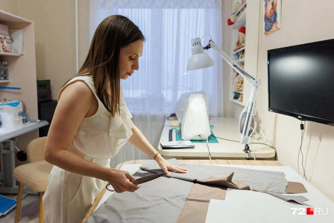 Елена творит в уютной домашней мастерской. Здесь есть всё, что нужно для создания модных нарядов для миниатюрных собак | Источник: Ирина Шарова / 72.RU