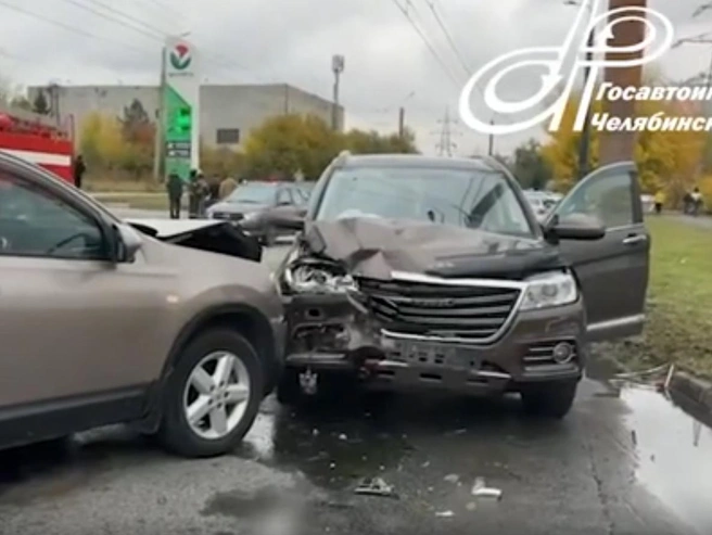 Водитель китайского кроссовера сбил курьера, после чего выехал на встречную полосу и столкнулся с Nissan Qashqai | Источник: ГАИ Челябинска