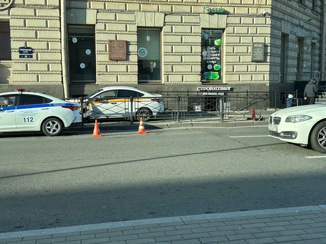 Момент наезда на пешехода на Суворовском попал на видео. Иномарку вынесло на тротуар | Источник: читатель «Фонтанки»