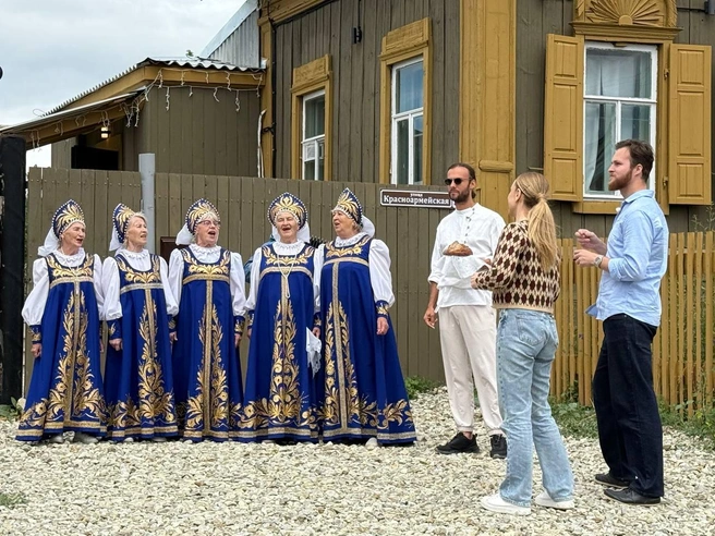 В селе Золотом для Ольвье пели народные песни | Источник: Международная жизнь на Волге / Telegram