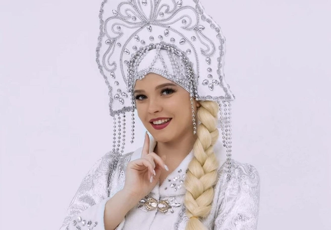 Снегурочка и Дед Мороз становятся частыми гостями на новогодних праздниках  | Источник: Светлана Матвеева 