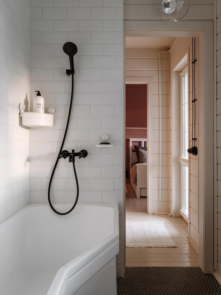 Первоначально на втором этаже была одна большая ванная комната, мы разделили ее на две — и одна из них теперь как раз принадлежит мастер-спальне. Всего теперь в доме три санузла, что делает жизнь комфортнее, особенно когда приезжают гости. | Источник: Ольга Шангина; стиль: Яна Яхина