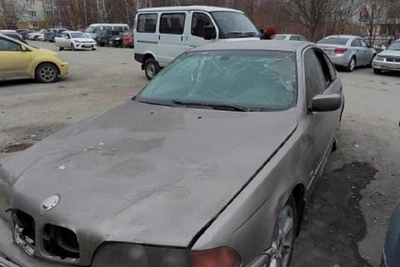 Пять заброшенных машин найдены у поликлиники в Новосибирске