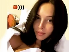 Анастасия Решетова продемонстрировала цветущий вид и пышную грудь на новом видео из роддома