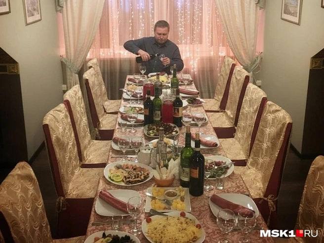 Есть в России традиция — накрывать на Новый год стол и ждать в гости родственников и друзей | Источник: Кирилл Овчинников / MSK1.RU