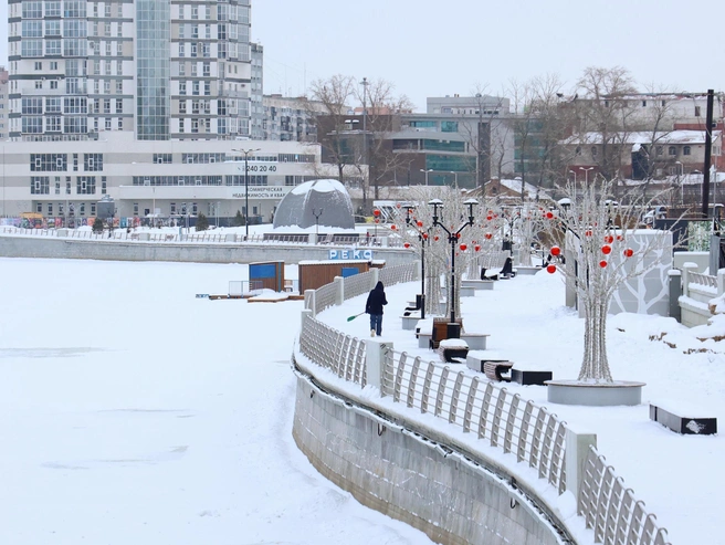 На набережной гуляют лишь дворники | Источник: Наталья Лапцевич