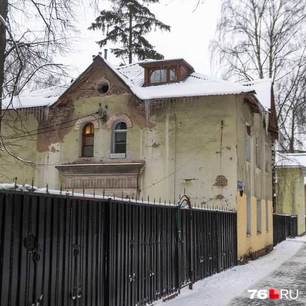 Рядом с историческими зданиями стоят современные заборы | Источник: Артем Бауман / 76.RU