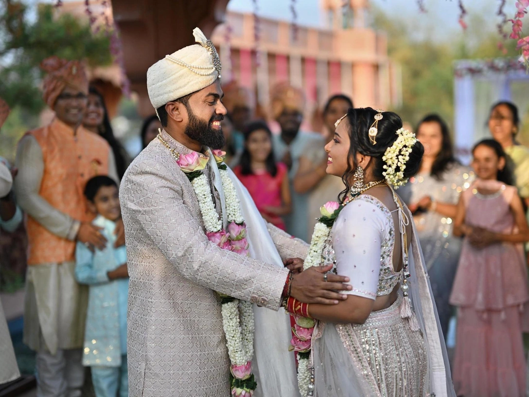 Почему в сезон свадеб индийские мужчины боятся выходить на улицу | marieclaire.ru