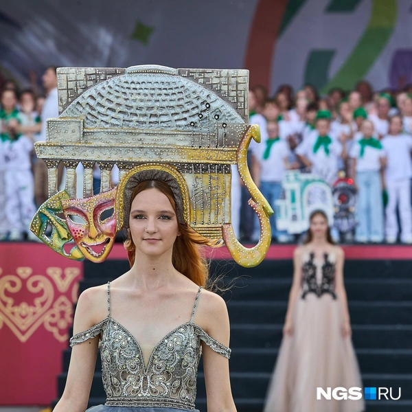 Вечером начался показ мод  | Источник: Александр Ощепков / NGS.RU