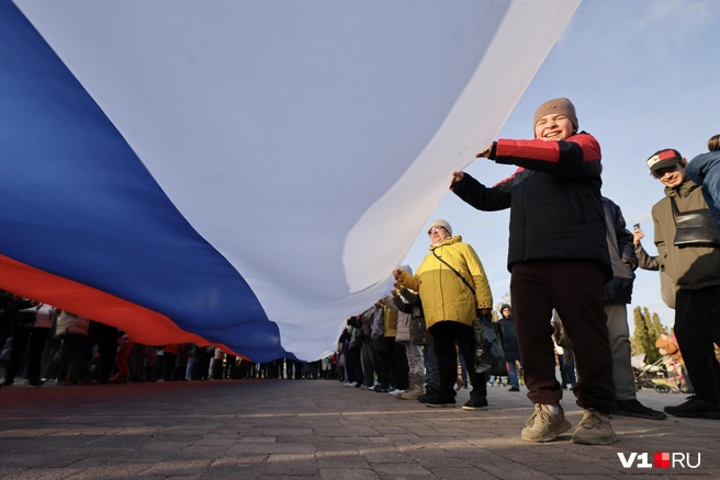 Основные мероприятия проходили на центральной набережной и в ЦПКиО | Источник: Тимофей Крылов / V1.RU