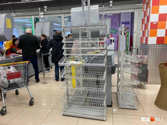 В прикассовой зоне тоже пусто | Источник: Ирина Порозова / E1.RU 