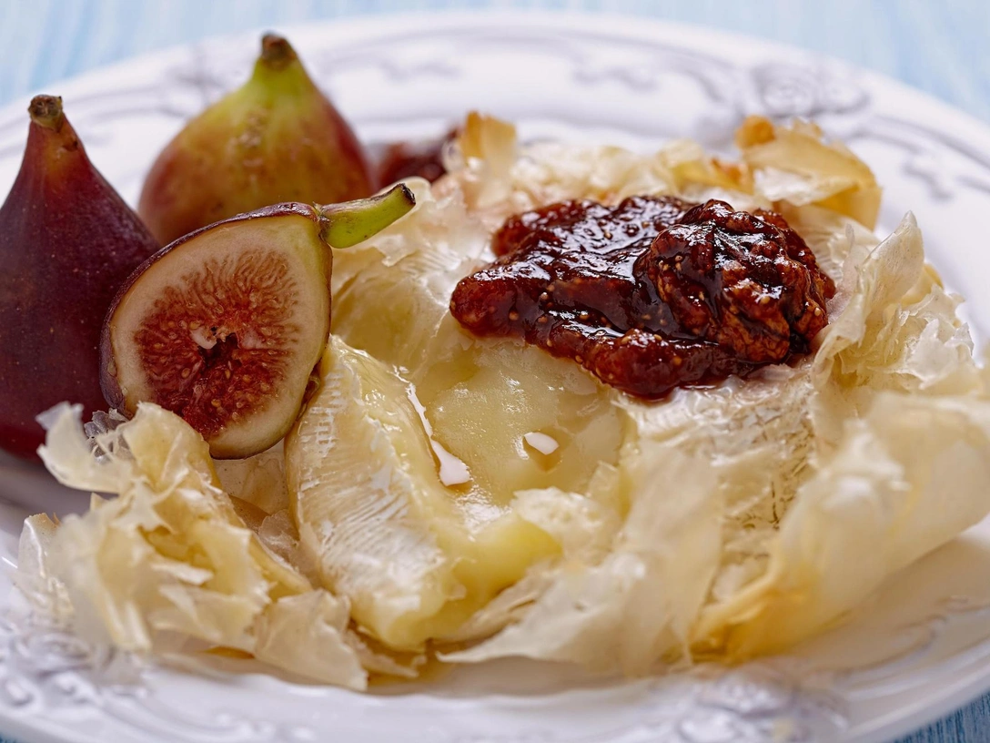 Запеченный сыр бри в слоеном тесте — простая закуска, когда гости уже на пороге | marieclaire.ru