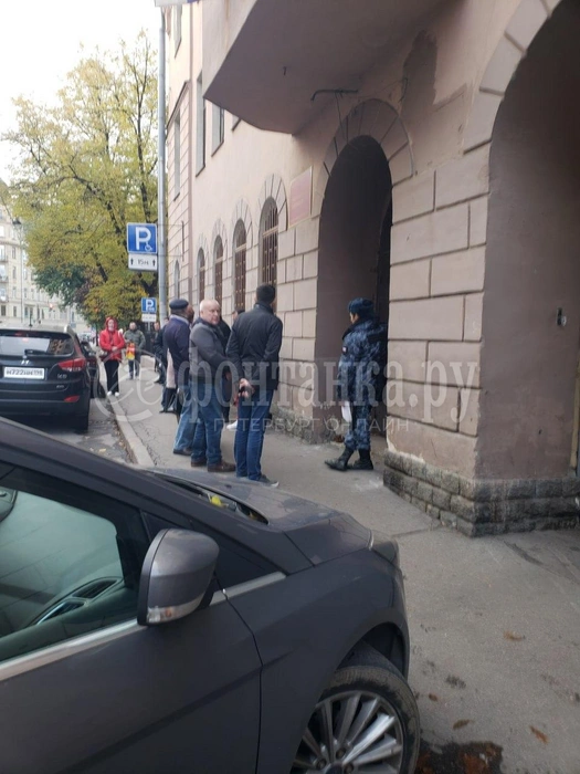 Смольнинский районный суд во время проверки здания после сообщения о минировании | Источник: читатель «Фонтанки» Александр
