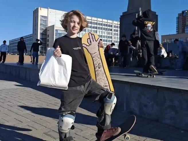 Весной мальчик с наслаждением вернулся к скейту, но вскоре доску снова пришлось отложить | Источник: Вася Кузнецов / Vk.com