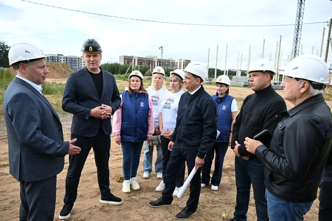 Губернатор Михаил Евраев совместно с депутатом Госдумы Анатолием Лисицыным посетили строительство школы в Ярославском округе | Источник: пресс-служба правительства Ярославской области