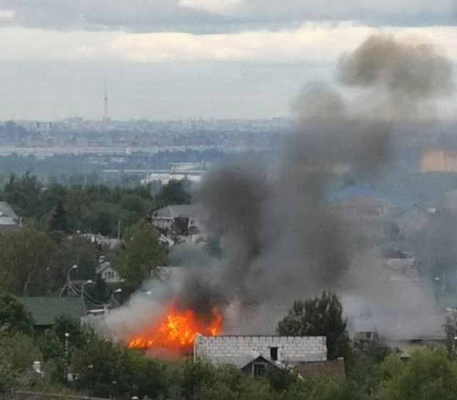 Пожар в Красном Селе отправил в больницу женщину. Очевидцы рассказывают о животных, не все из которых спаслись (фото, видео) | Источник: Транспортный КОЛЛАПС, Красное Село