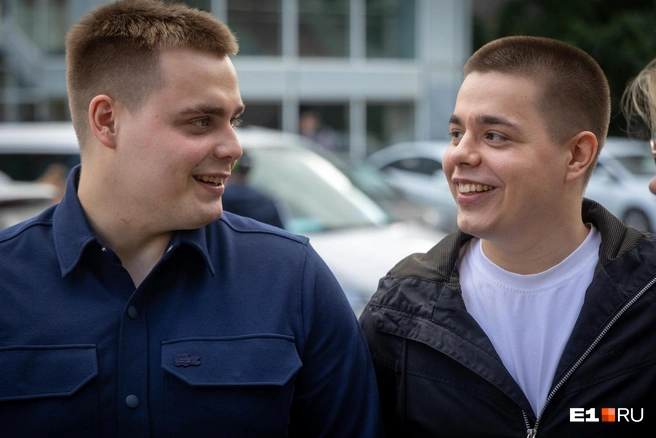 Миша (слева) подмечает, что у них с Димой (справа) даже походка одинаковая, что уж говорить о внешности | Источник: Владислав Лоншаков / E1.RU
