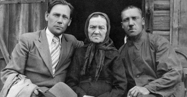 Анатолий Новиков (слева) с мамой и братом Николаем | Источник: Скопинское историческое общество / Vk.com