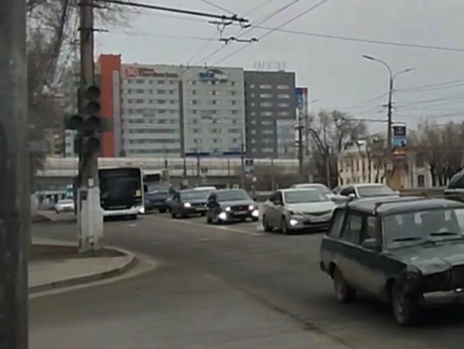Пешеходы вынуждены перебегать дорогу перед движущимся транспортом. | Источник: читатели V1.RU