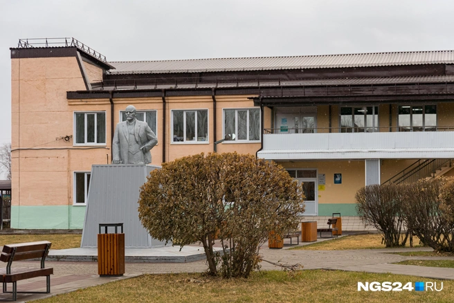 Половина бетонного Ленина закрыта железными листами | Источник: Мария Ленц / NGS24.RU