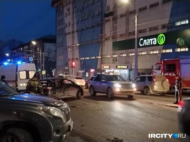 Предположительно, черная иномарка разворачивалась через две сплошные и спровоцировала ДТП | Источник: Зоя Кузнецова / IRCITY.RU