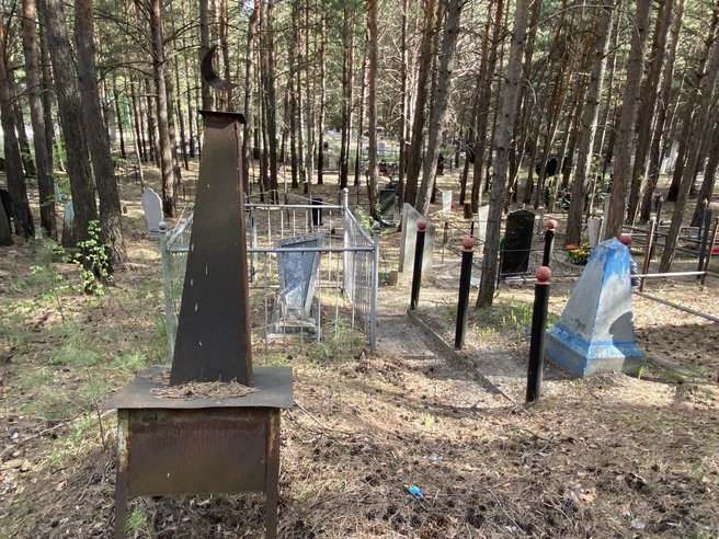 Полумесяц часто располагается на самой верхушке памятника | Источник: Ирина Господаренко / NGS22.RU