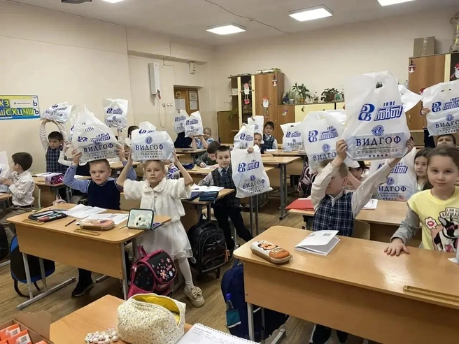 Сладкие подарки получили юные ученики 86-й школы | Источник: ГК «БОВИД»
