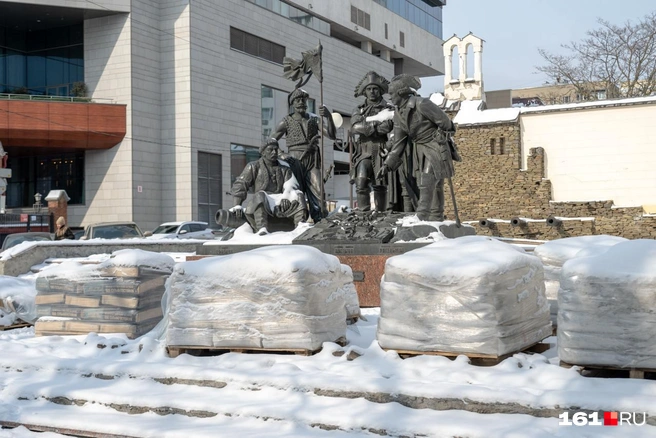 Символическое название переулка Крепостного и наличие в Ростове крепости имени святого Дмитрия Ростовского дало толчок для сооружения архитектурной малой формы | Источник: Евгений Вдовин / 161.RU