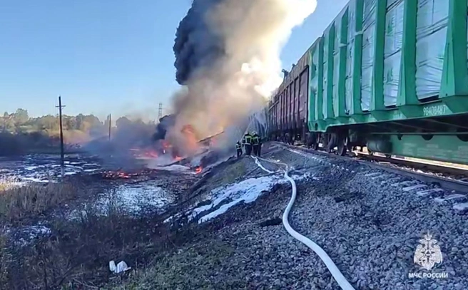 18 вагонов с бензином сошли с рельсов под Смоленском, некоторые горят. Пострадали железнодорожники | Источник: Кадр из видео МЧС