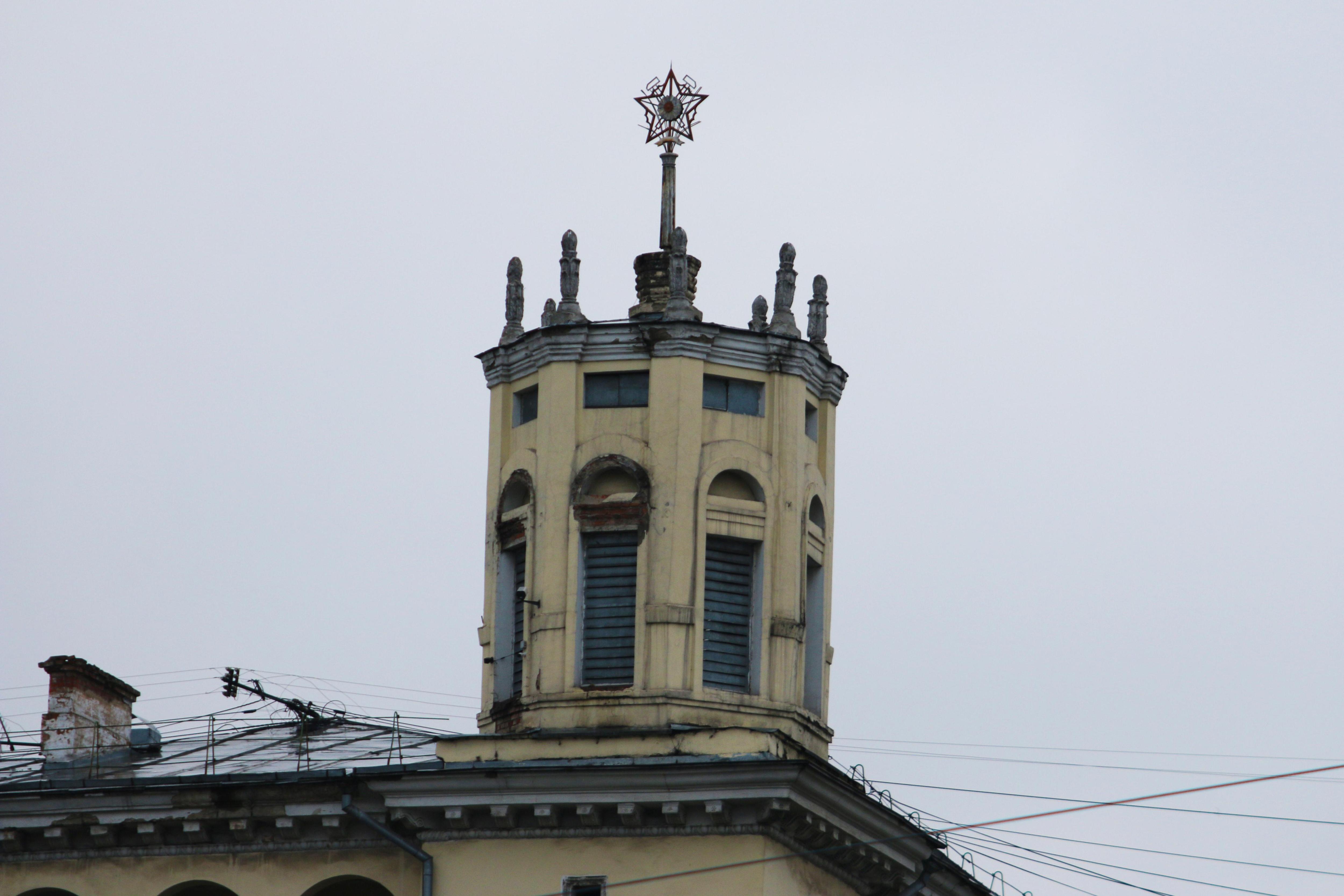 Не менее известное жилое здание, на площади Маяковского. Его построили в 1955-м | Источник: Игорь Епифанцев / NGS42.RU