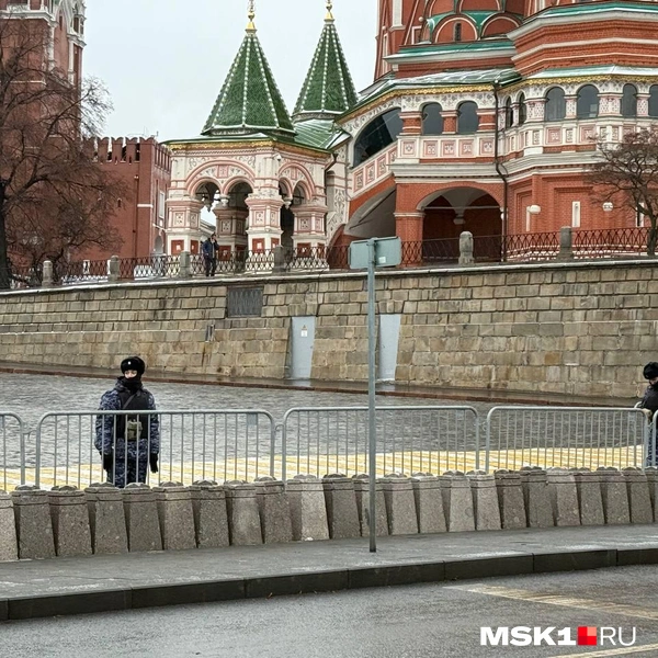 Васильевский спуск сейчас перекрыт, храну здесь усилили | Источник: Артем Устюжанин / MSK1.RU