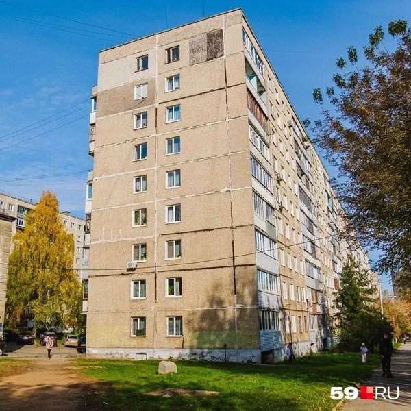 Рядом стоит такой же типовой дом | Источник: Тимофей Калмаков / 59.RU