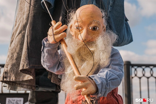 Артур при создании своего персонажа вдохновился образом лиричного Славы Полунина | Источник: Тимофей Калмаков / 59.RU