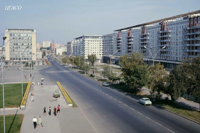 Молодогвардейская в 1979 году. Слева&nbsp;— дом быта «Горизонт», справа&nbsp;— легендарный «Шанхай» | Источник: фотофонд Центрального государственного архива Самарской области